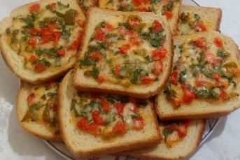 Fırında Yumurtalı Peynirli Ekmekler