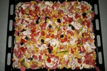 Ekmek Hamurundan Tepsi Pizzası