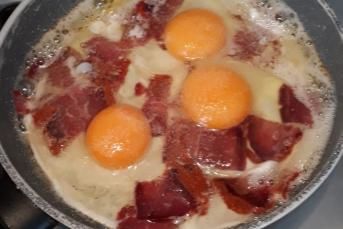 Pastırmalı Yumurta