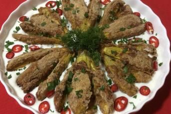 Sarımsaklı Yoğurt Yatağında Çıtır Kabak