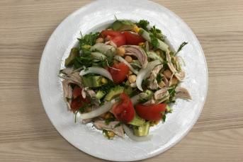 Tavuklu Avokado Salatası