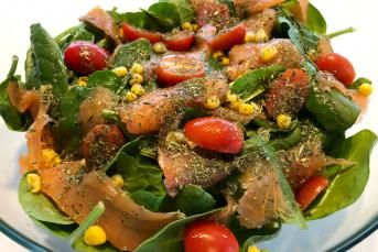 Füme Somonlu Ispanak Salatası