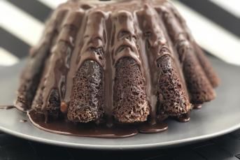 Çikolata Soslu Kakaolu Kek