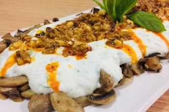 Yoğurtlu Cevizli Mantar Salatası