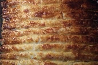 Baklava Yufkasından Peynirli Çıtır Börek