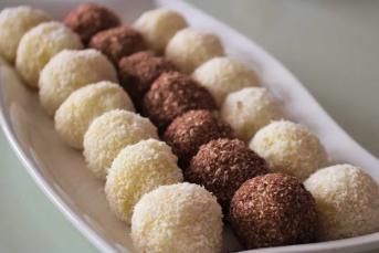 Az Malzemeli İrmik Topları Tarifi