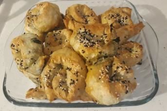 Hazır Yufkadan Ispanaklı Gül Böreği