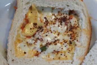 Tost Ekmeği Yatağında Sebzeli Omlet