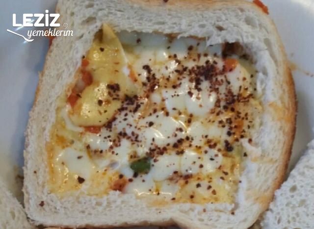 Tost Ekmeği Yatağında Sebzeli Omlet