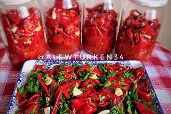 Yağlı Kırmızı Acı Biber Turşusu