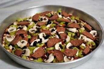 Bol Malzemeli Ev Pizzası Tarifi