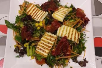 Kuru Domatesli Hellimli Kış Salatası