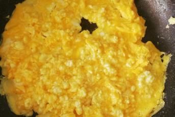 Lor Peynirli Sahanda Yumurta