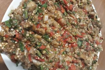 Közlenmiş Patlıcan Salatası Nasıl Yapılır?