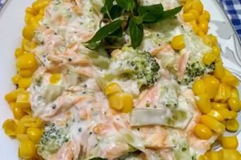 Yoğurtlu Brokoli Salatası (Yemeye Doyamayacağınız)