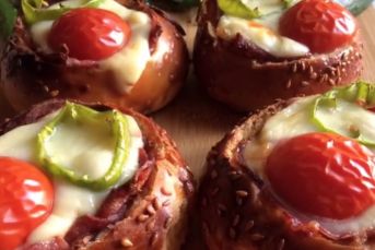 Pastırmalı Yumurtalı Mini Ekmekler