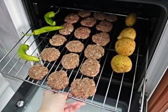 Fırında Mangal Tadında Köfte Tarifi (Videolu)