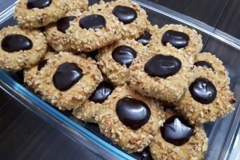 Üzeri Çikolatalı Fındıklı Kurabiye