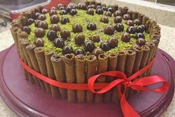 Süslü Çikolatalı Yaş Pasta Tarifi