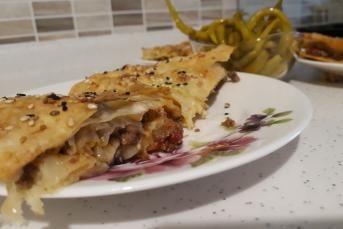 Domatesli Biberli Kıymalı Börek
