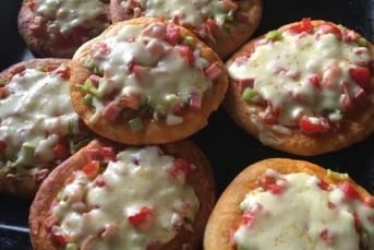 Ev Yapımı Mini Mini Pizzalar
