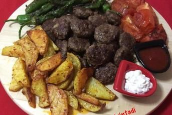 Kızartma Lezzetinde Köfte Patates