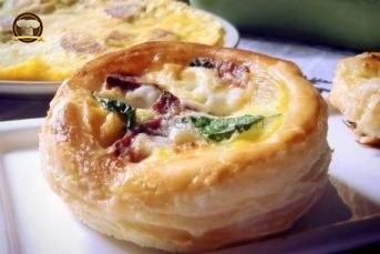 Peynirli Sucuklu Milföy Börek