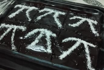 Çikolata Soslu Kakaolu Kek Tarifi