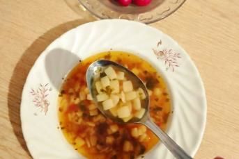 Domatesli Erişte Çorbası