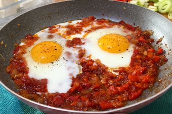 Yumurta-yı Hümayun Benzeri Soğanlı Salçalı Tarçınlı Yumurta