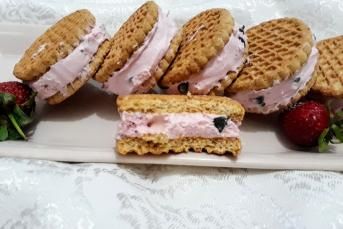 Çok Pratik Sandviç Dondurma (Çilekli Damla Çikolatalı)