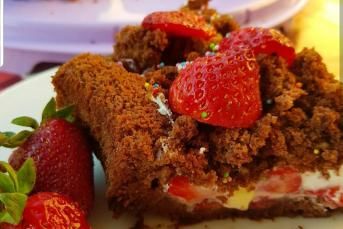 Muhallebili Çilekli Kek