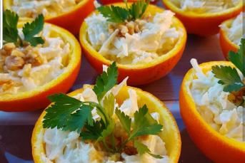 Portakal Çanağında Yoğurtlu Kereviz Salatası Yapılışı