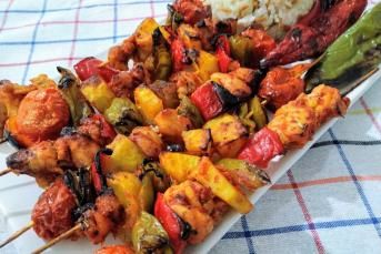 Fırında Sebzeli Tavuk Şiş