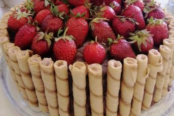 Kakaolu Muzlu Çilekli Pasta