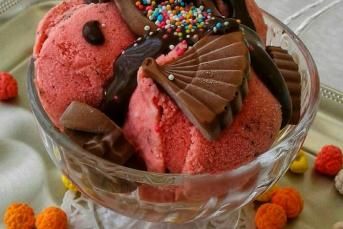 Ev Yapımı Çilekli Dondurma