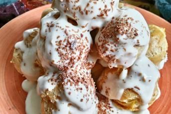 Beyaz Çikolata Soslu Profiterol