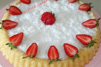 Tart Kalıbında Çilekli Pamuk Pasta