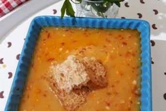 Süzme Mercimek Çorbası (Tavuklu Ve Salçalı Sosuyla)