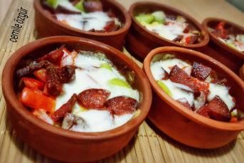 Güveçte Sebzeli Kaşar Peynirli Sucuk