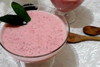 Ev Yapımı Çilekli Yoğurt Tarifi