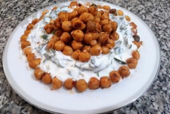 Yoğurtlu Semizotu Yatağında Nohut Kavurma