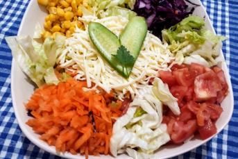 Kaşar Peynirli Restaurant Salatası