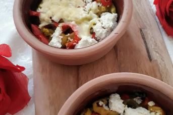 Güveçte Lor Peynirli Biber