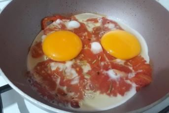 Kahvaltıya Domatesli Kekikli Yumurta