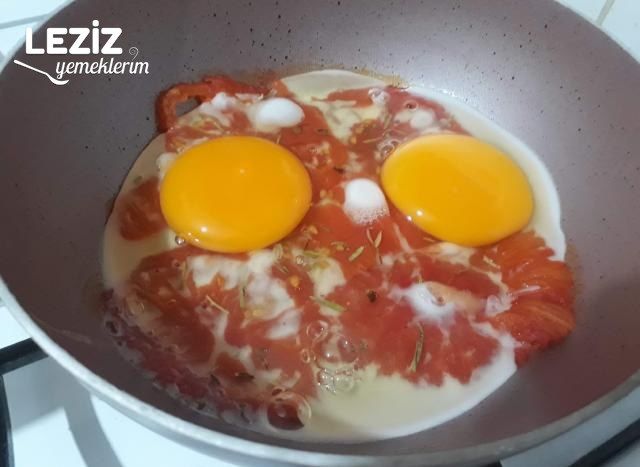 Kahvaltıya Domatesli Kekikli Yumurta
