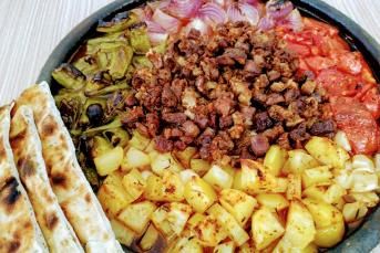 Eli Böğründe (Yan Yana) Tarifi