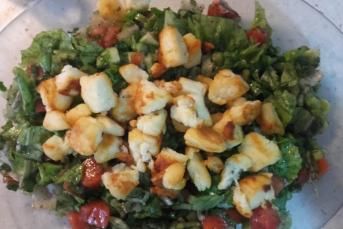 Hellim Peynirli Salata Tarifi