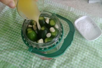 Sıcak Su İle Limonlu Salatalık Turşu Tarifi