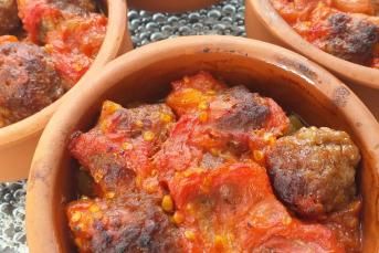 Güveçte Köfteli Patlıcan Yemeği